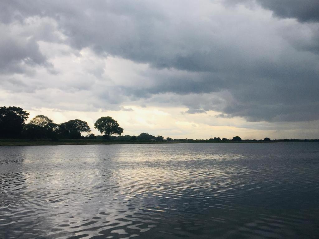 Hotel Lake Park Полоннарува Экстерьер фото