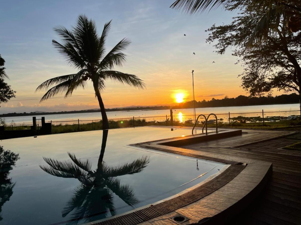Hotel Lake Park Полоннарува Экстерьер фото
