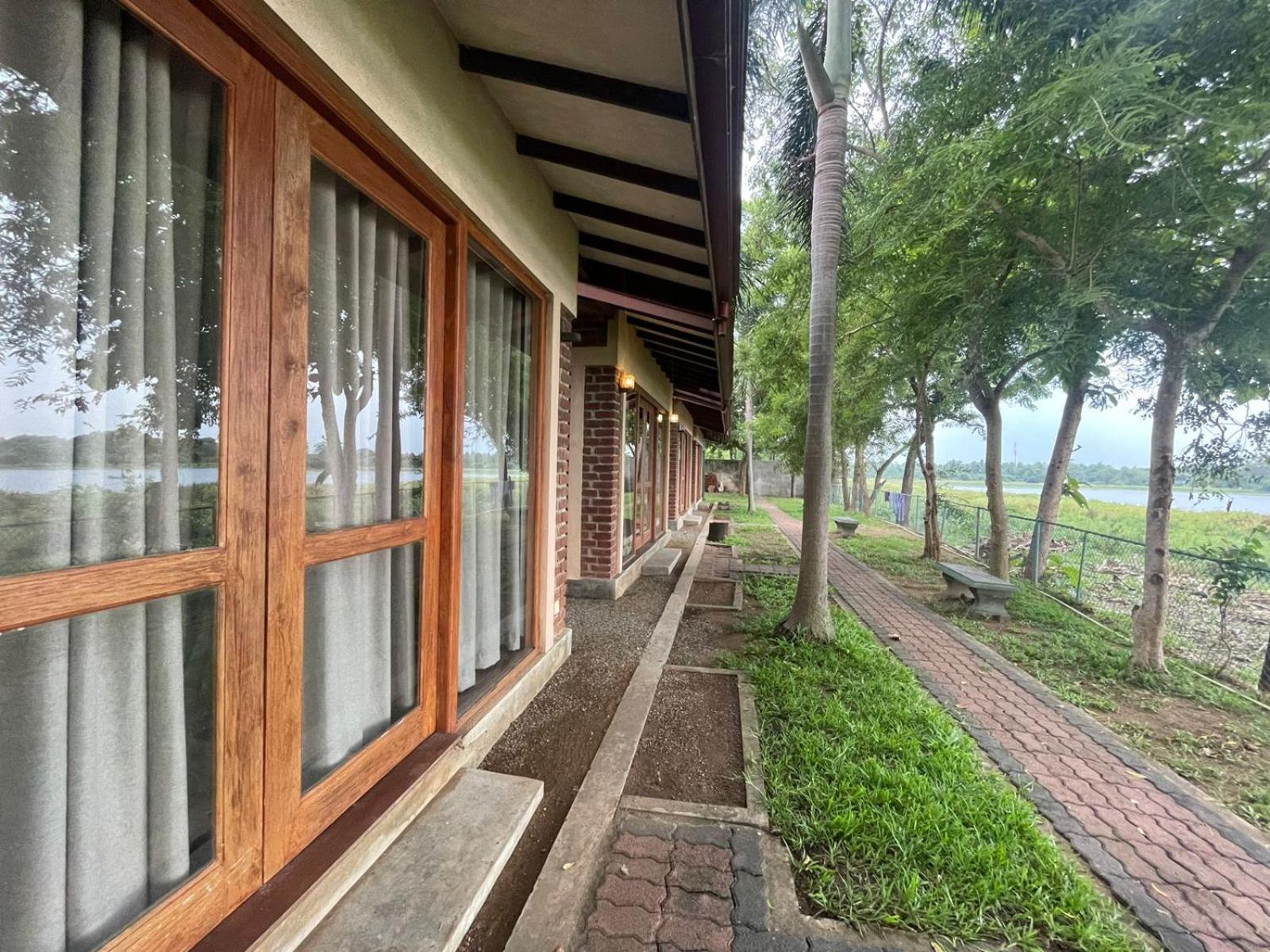 Hotel Lake Park Полоннарува Экстерьер фото